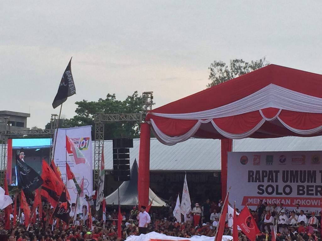 Ustaz Yusuf Mansur berorasi saat kampanye akbar Paslon nomor urut 01 Joko Widodo di Solo, Jawa Tengah, Selasa (9/4)