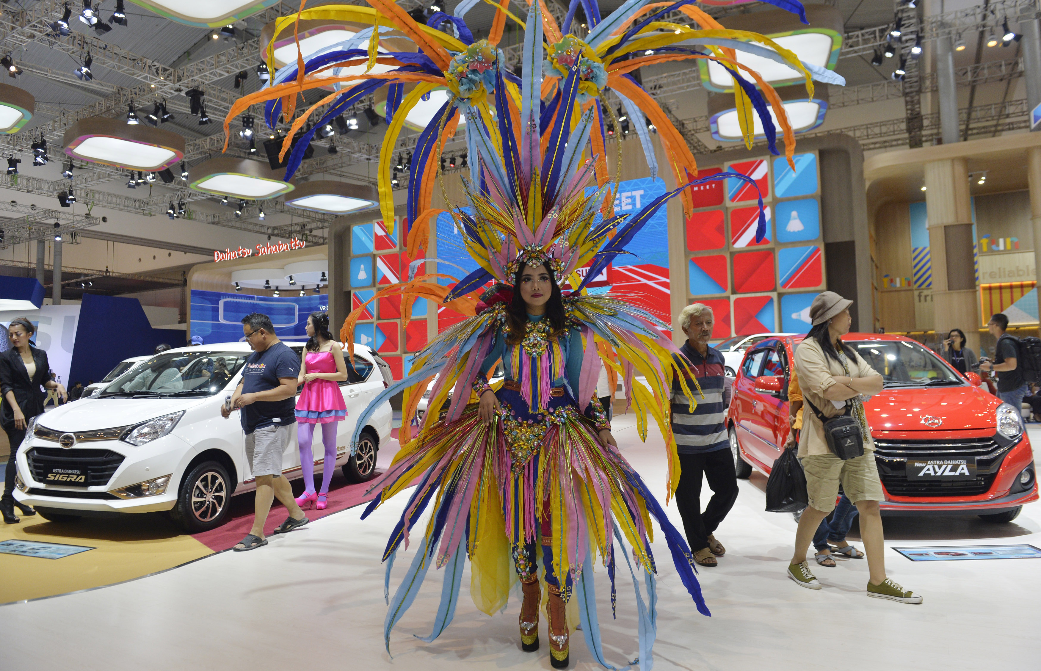  Pengunjung memperhatikan kendaraan Daihatsu dalam pameran Gaikindo Indonesia International Motor Show (GIIAS)