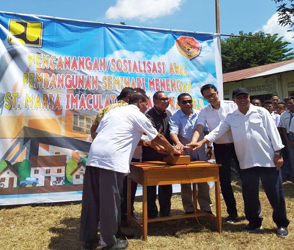 Direktur Rumah Susun, Ditjen Penyediaan Perumahan, Kementerian PUPR M Hidayat bersama Ketua Komisi V DPR Fary Francis 