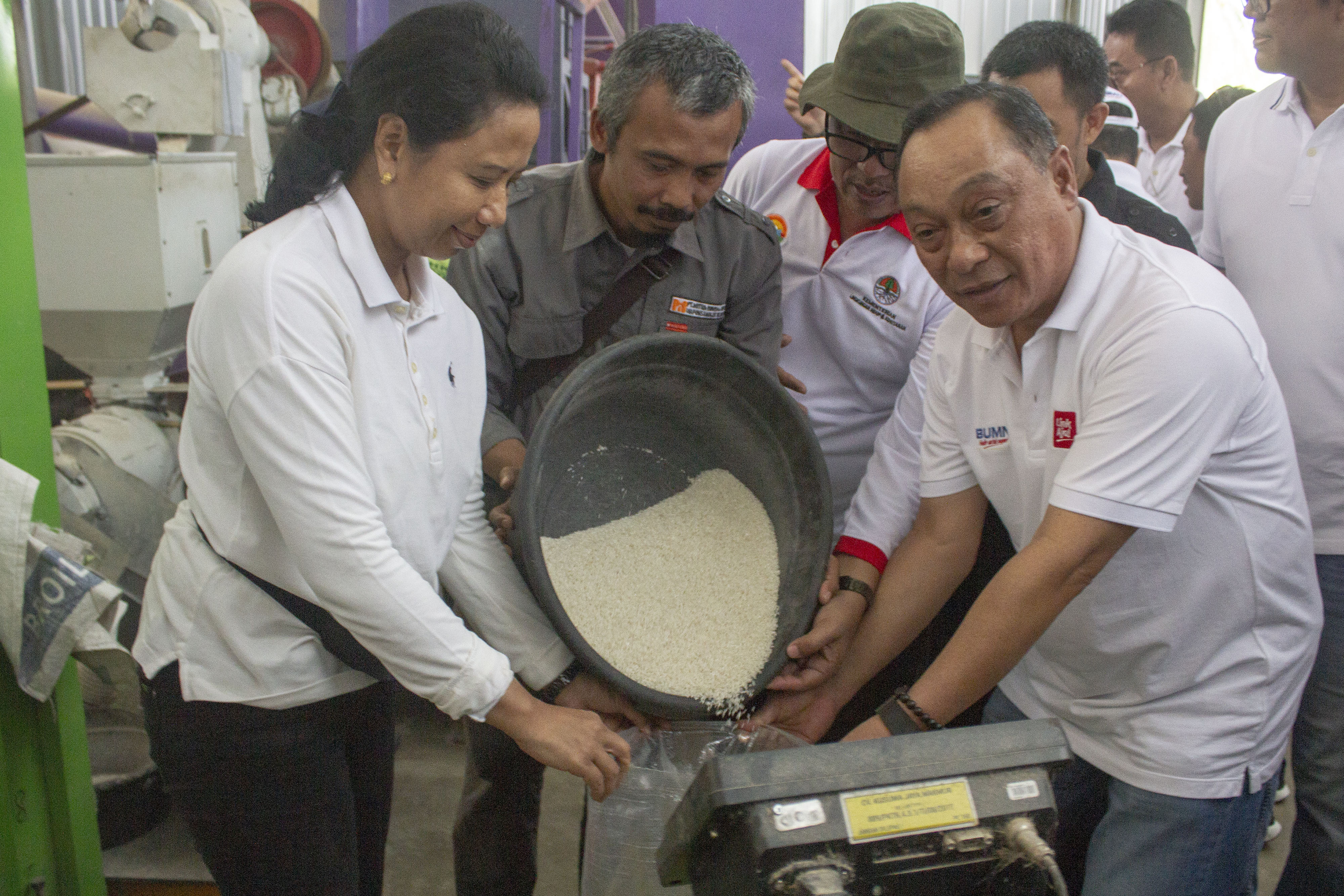 Menteri Badan BUMn Rini M Soemarno (kiri) dAN Dirut Bank Tabungan Negara (BTN) Maryono (kanan) mendukung program kewirausahaan pertanian 