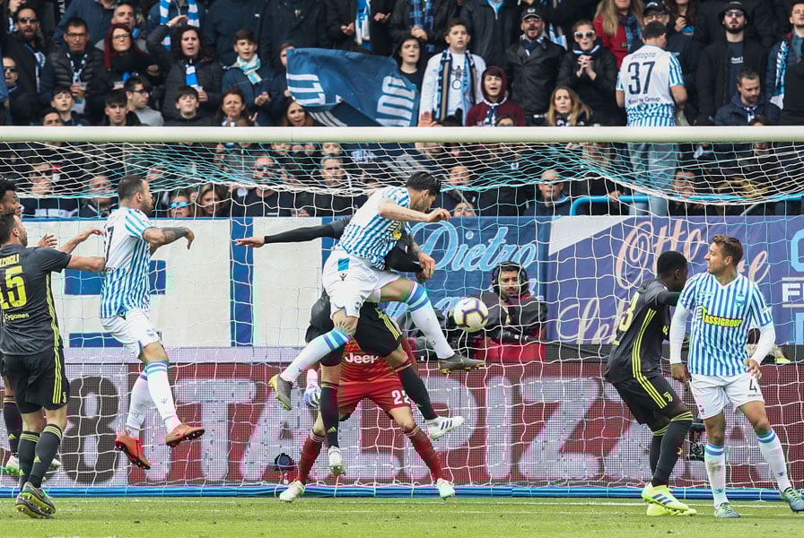 Pemain belakang SPAL Kevin Bonifazi (tengah) mencetak gol balasan ke gawang Juventus dalam laga Seri A Italia di Stadion Paolo Mazza,kemarin
