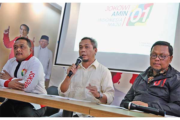 APRESIASI UNTUK SANDIAGA: Direktur Komunikasi Politik TKN Jokowi-Amin, Usman Kansong (tengah) bersama Direktur Benny Ramdani, dan Wakil Dire