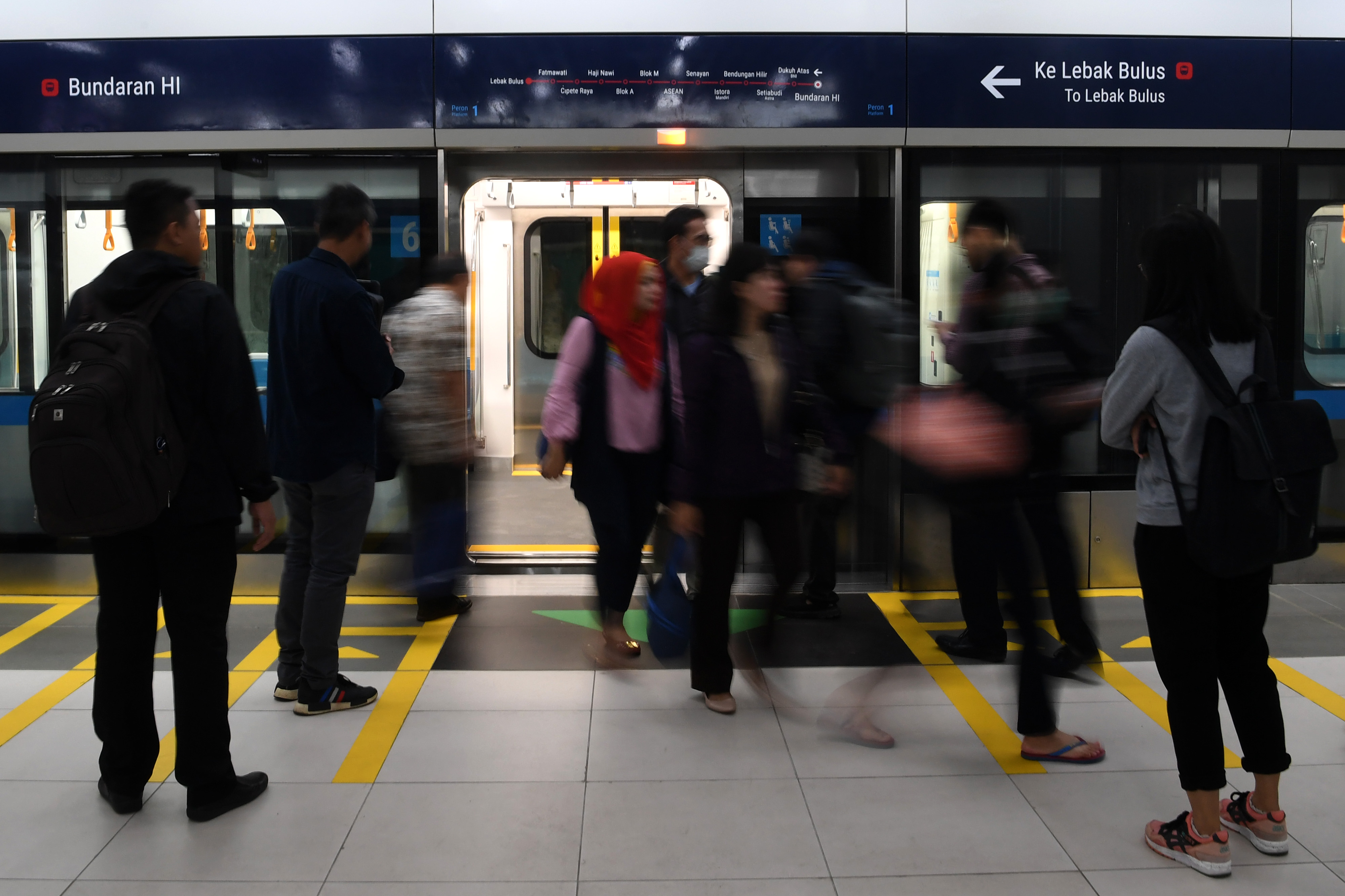 Penumpang keluar dari gerbong kereta MRT di Stasiun MRT Bundaran HI, Jakarta, Selasa (26/3). 