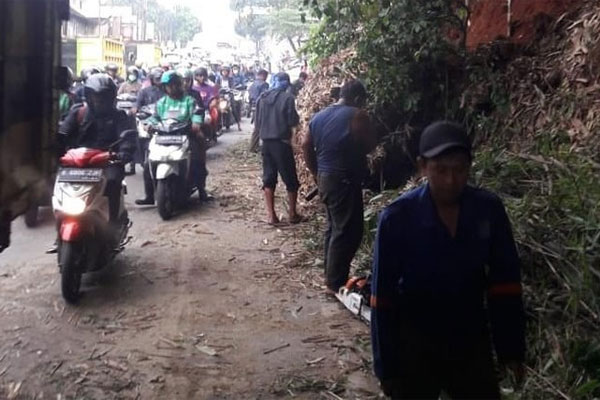 longsor di depok mengakibatkan kemacetan di jalan lintas Bojongsari-Sawangan 