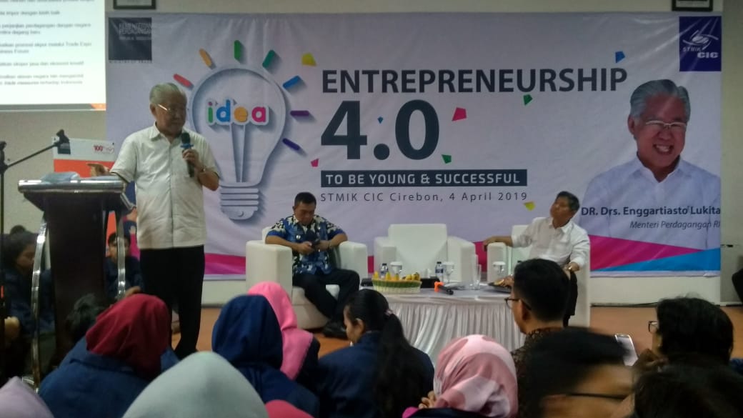 Menteri Perdagangan Enggartiasto Lukita saat mengisi kuliah umum di Cirebon, Kamis (4/4).