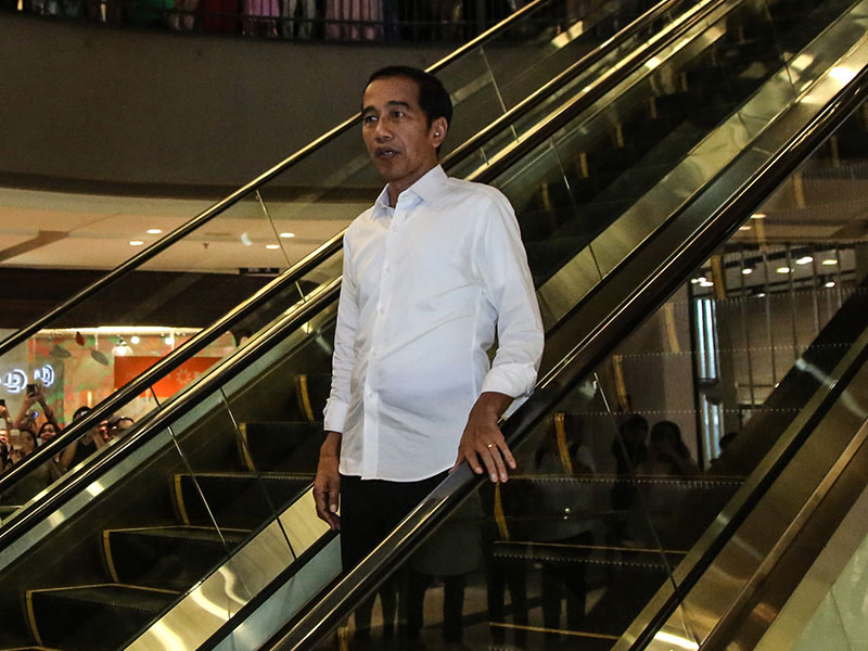 Presiden Joko Widodo menyapa warga saat berkunjung ke pusat perbelanjaan Grand Indonesia, Jakarta, Sabtu (20/4/2019).