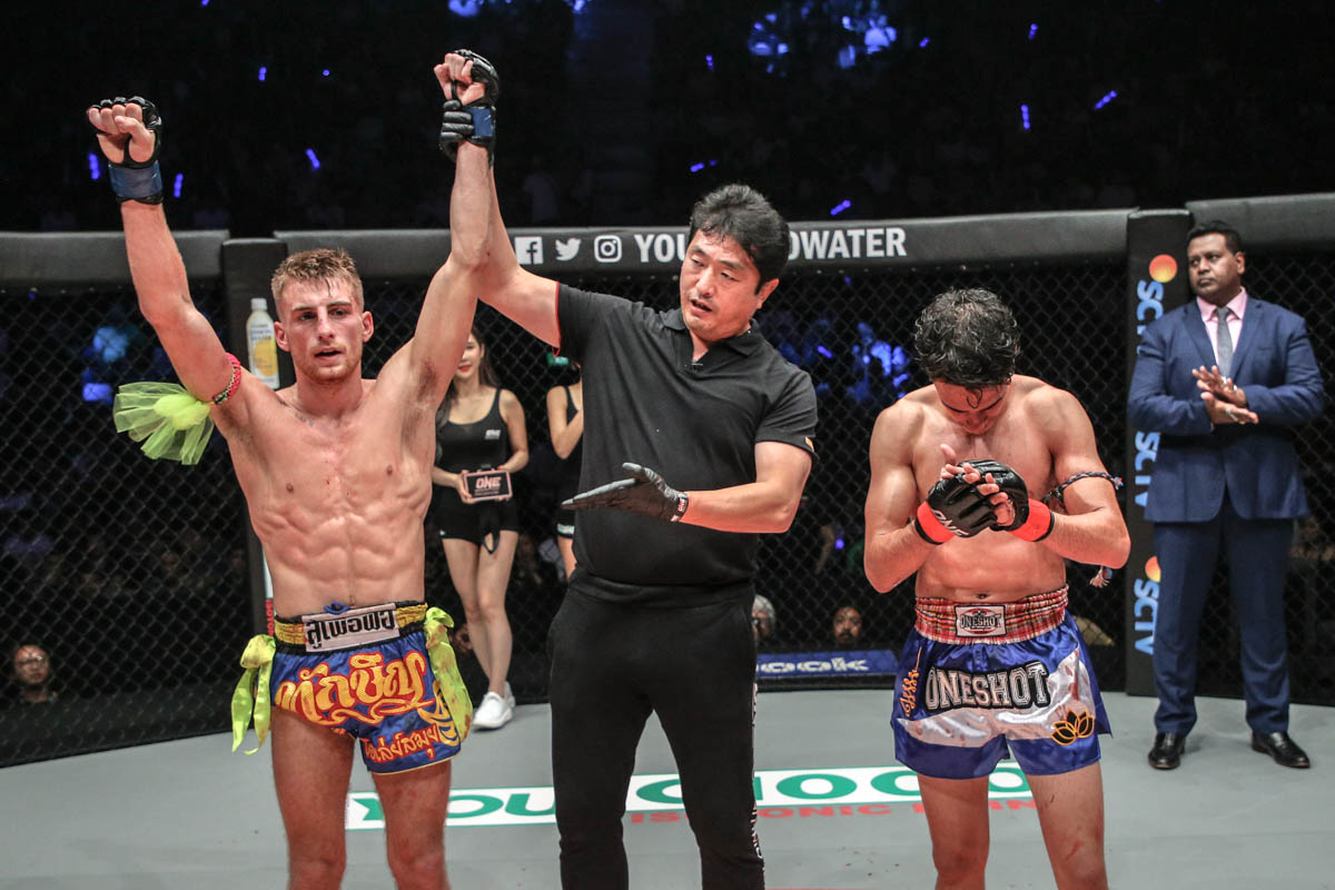 Jonathan Haggerty (kiri) dalam laga One Championship.