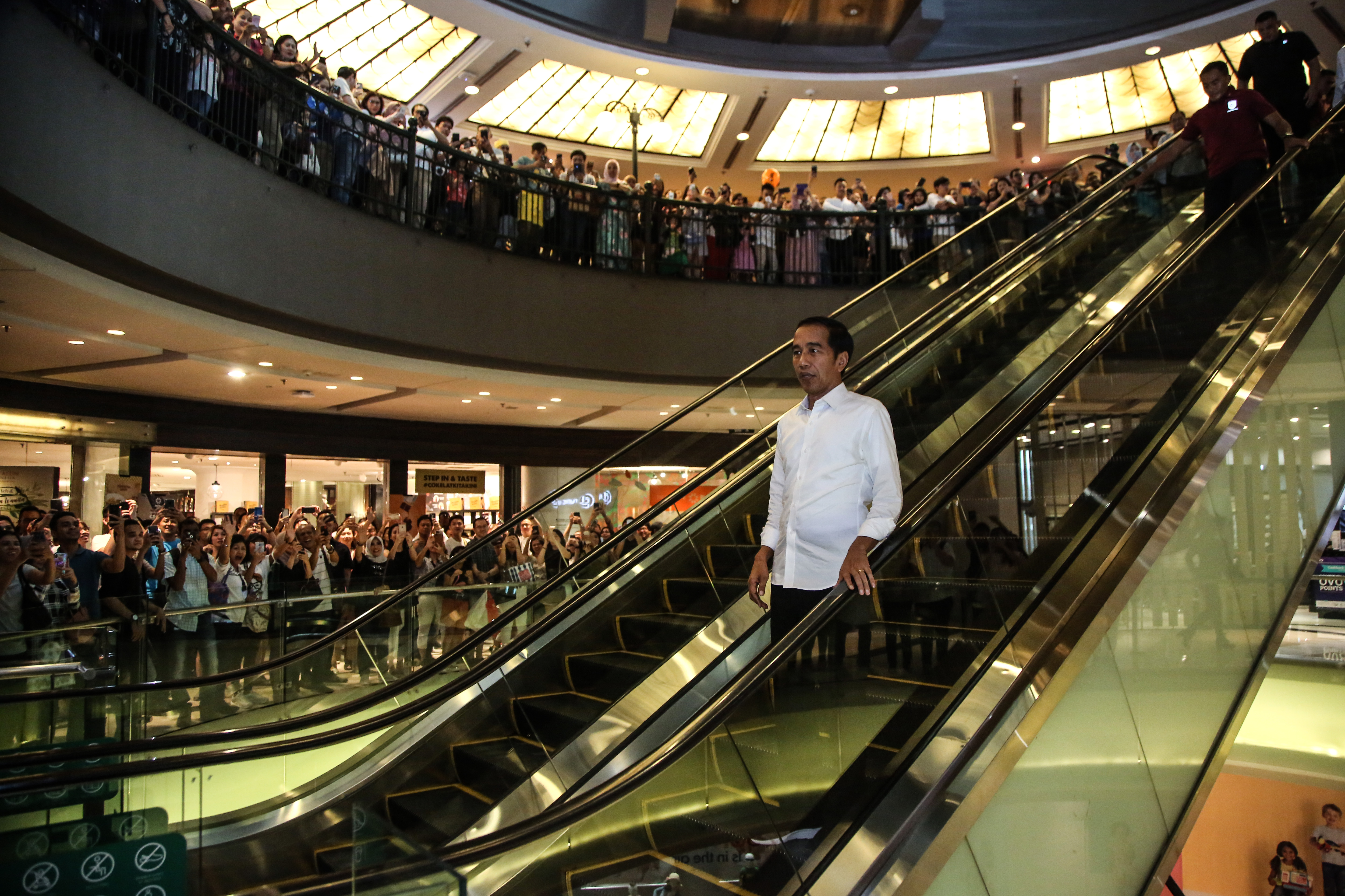 Presiden Joko Widodo menyapa warga saat berkunjung ke pusat perbelanjaan Grand Indonesia, Jakarta, Sabtu (20/4).