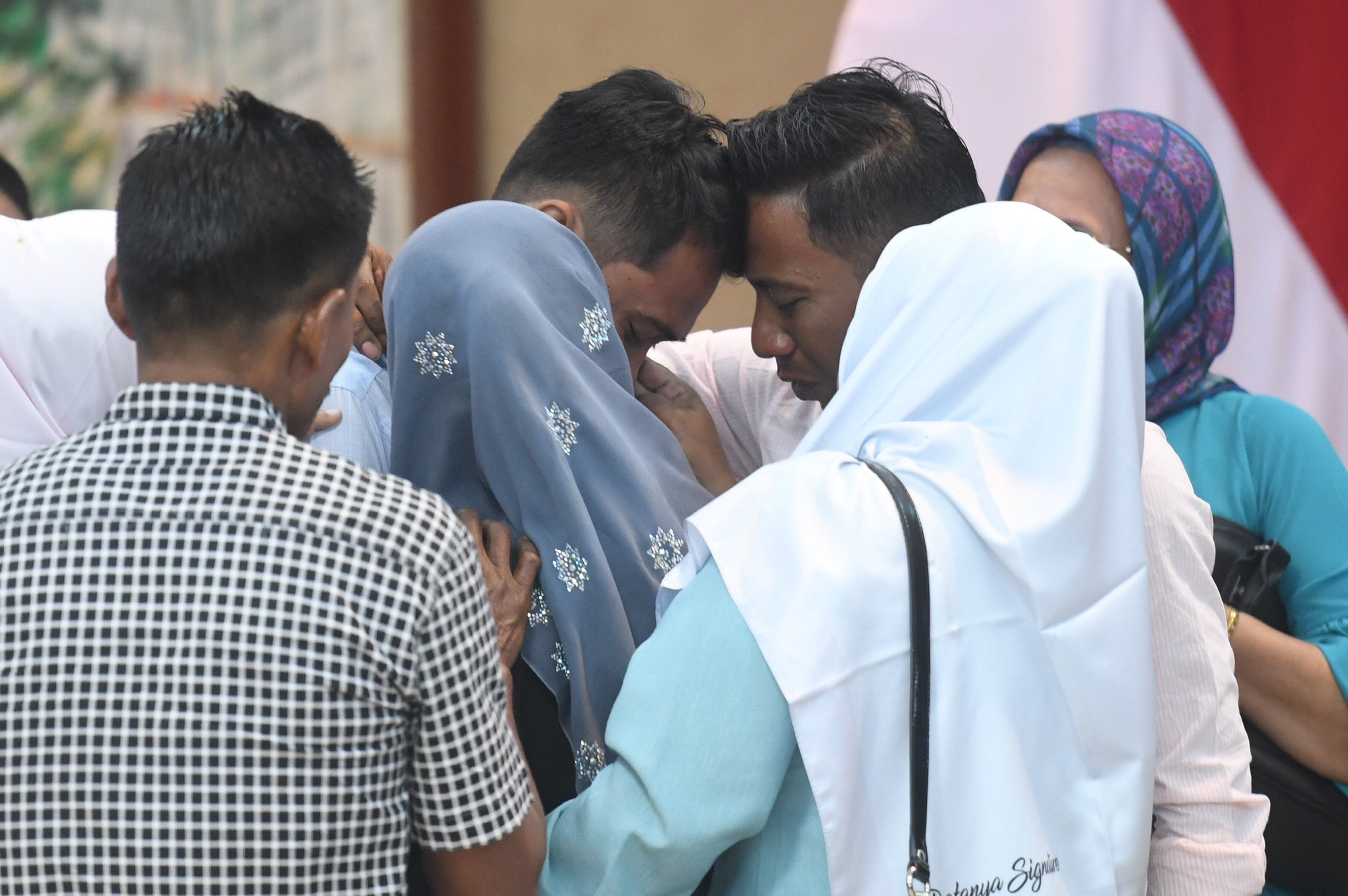 WNI yang sempat disandera di Filipina, Heri Ardiansyah (ketiga kiri) berpelukan dengan kerabatnya di Kemenlu, Jakarta, Kamis (11/4)