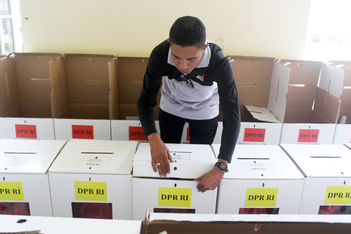 Pegawai sekretariat KPU Kota Kupang, Nusa Tenggara Timur melakukan pengepakan surat suara pemilu di gedung Ben Mboi