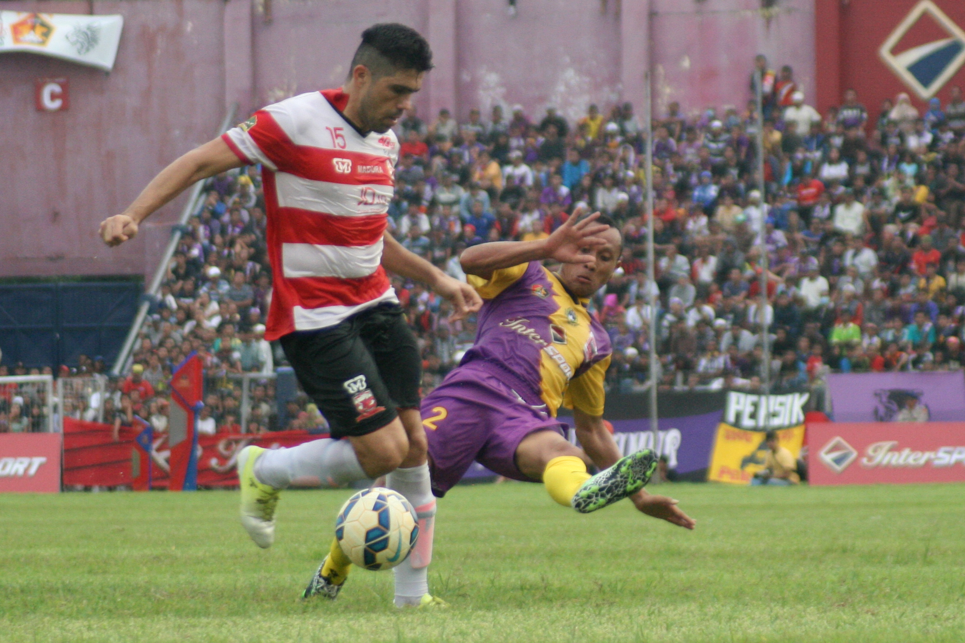  Pesepak bola Persik Legend Sahrul Gunawan (kanan) merebut bola dari pemain Madura United Fabiano Beltram saat laga eksibisi 