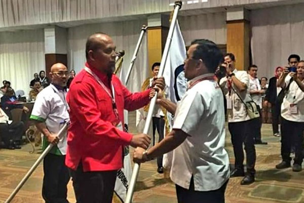 Ketua Umum PP Persatuan Sambo Indonesia (Persambi) Krisna Bayu menerima pataka dari Ketua Umum KONI Pusat Tono Suratman