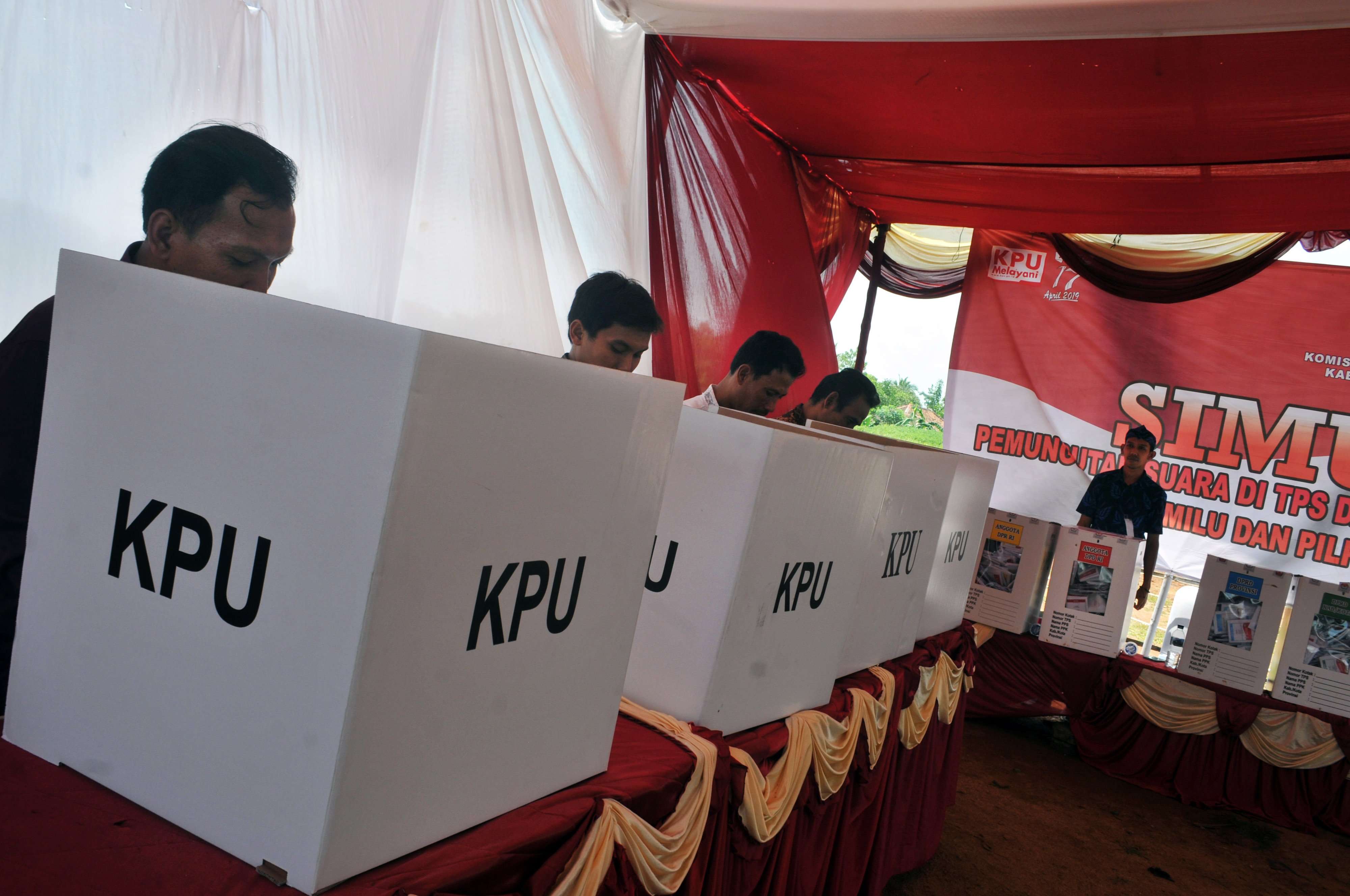 Warga melakukan pencoblosan surat suara saat mengikuti simulasi pemilihan umum (Pemilu) 2019 di Desa Parungsari, Lebak, Banten, Jumat (5/4).