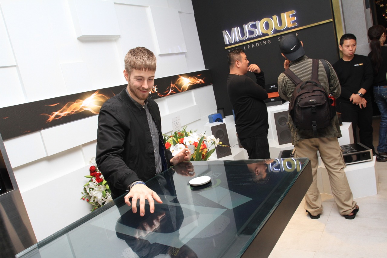 Bluesound Product Manager dan principal Lenbrook Group, Matt Simmonds (kiri) mengoperasikan Object Recognition Table