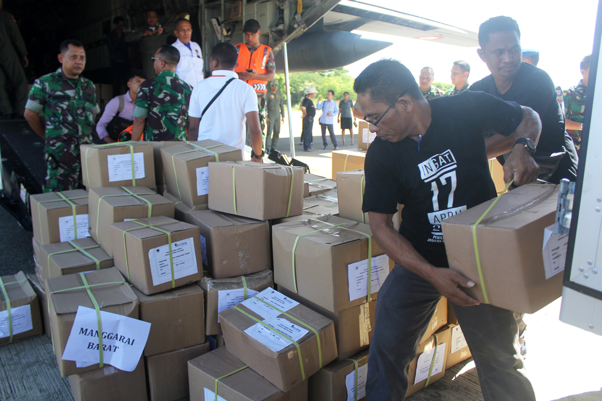 TNI AU mengerahkan dua pesawat Hercules mengangkut 827.059 lembar surat suara pengganti untuk 22 KPU kabupaten dan kota di NTT