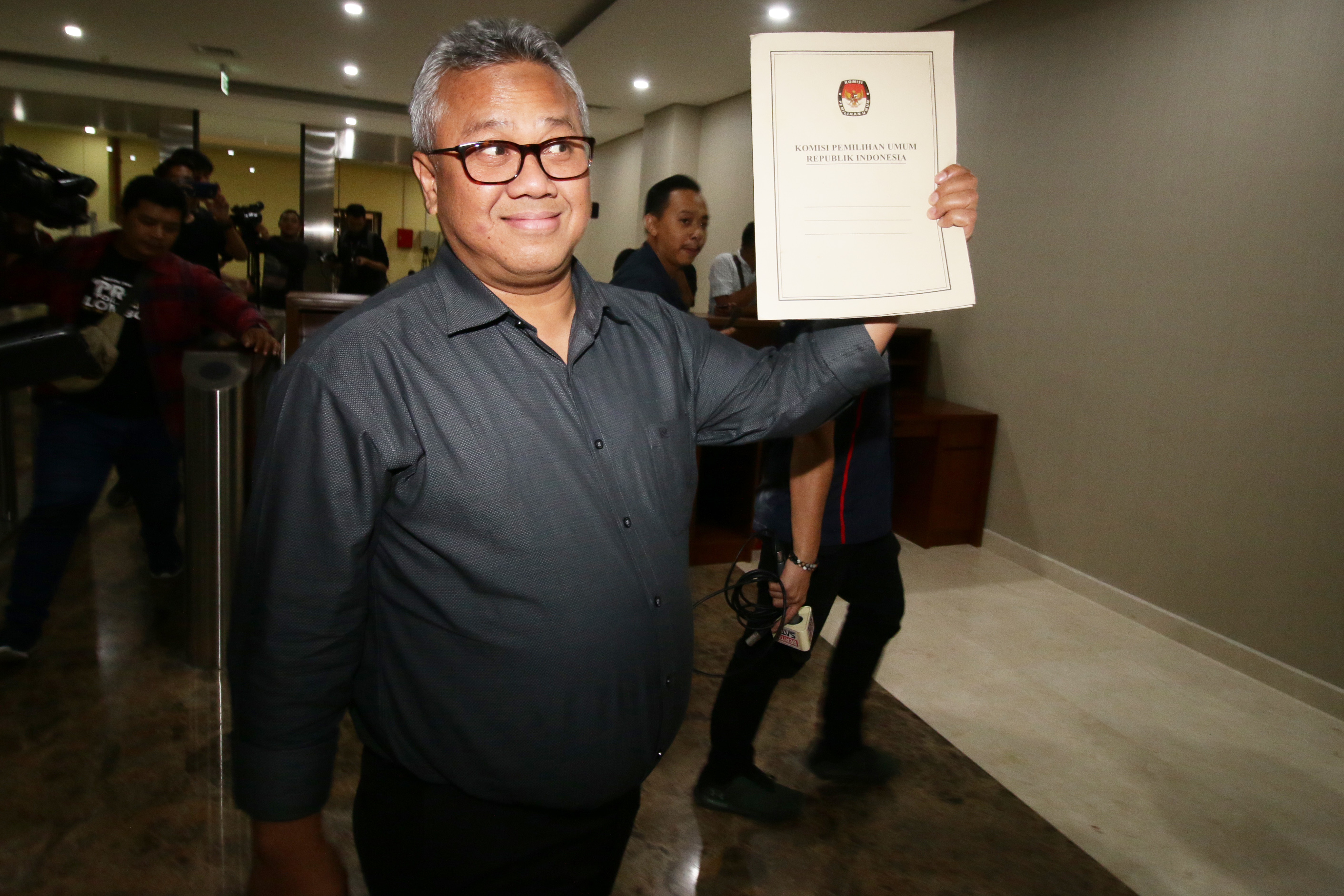 Ketua KPU Arief Budiman melaporkan hoaks soal server KPU ke Bareskrim.