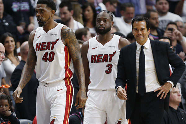 Pelatih kepala Erik Spoelstra dari Miami Heat melawan Philadelphia 76ers di American Airlines Arena pada 09 April 2019 di Miami, Florida.