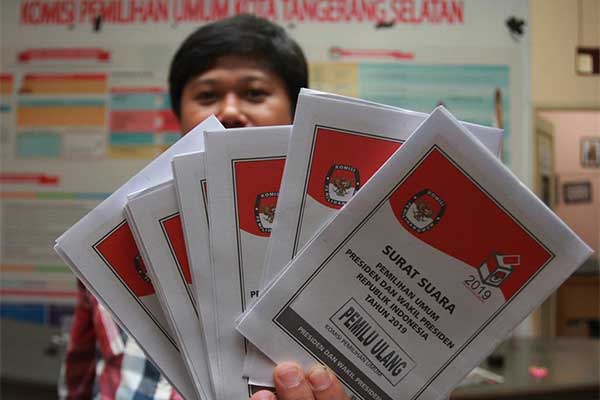 Petugas KPU Tangerang Selatan menunjukan surat suara Pilpres untuk pelaksanaan Pemungutan Suara Ulang (PSU) Pemilu 2019 di Kantor KPU Tanger