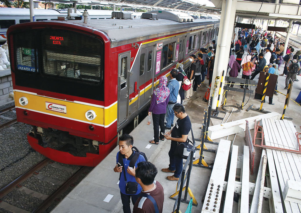 PENGOPERASIAN JALUR REL DWIGANDA: Penumpang menunggu kedatangan kereta di peron 4 jalur rel dwiganda di Stasiun Jatinegara, Jakarta