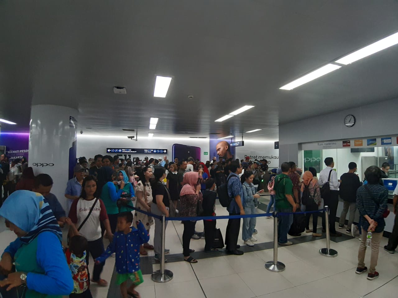 Warga antre di loket tiket MRT di Stasiun Bundaran HI