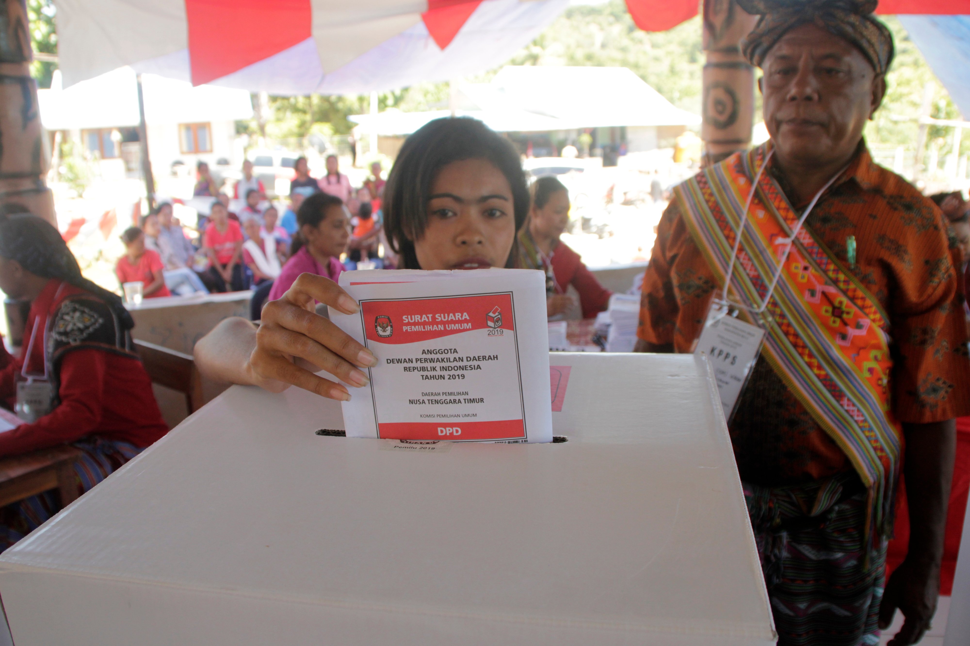 Warga menggunakan hak suaranya di TPS 001 desa Silawan kabupaten Belu,NTT Rabu (17/4).