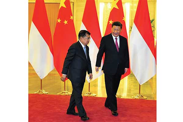 INDONESIA PEGANG KONTROL: Wakil Presiden Jusuf Kalla berbincang dengan Presiden Tiongkok Xi Jinping dalam pertemuan bilateral di Eastern Gre