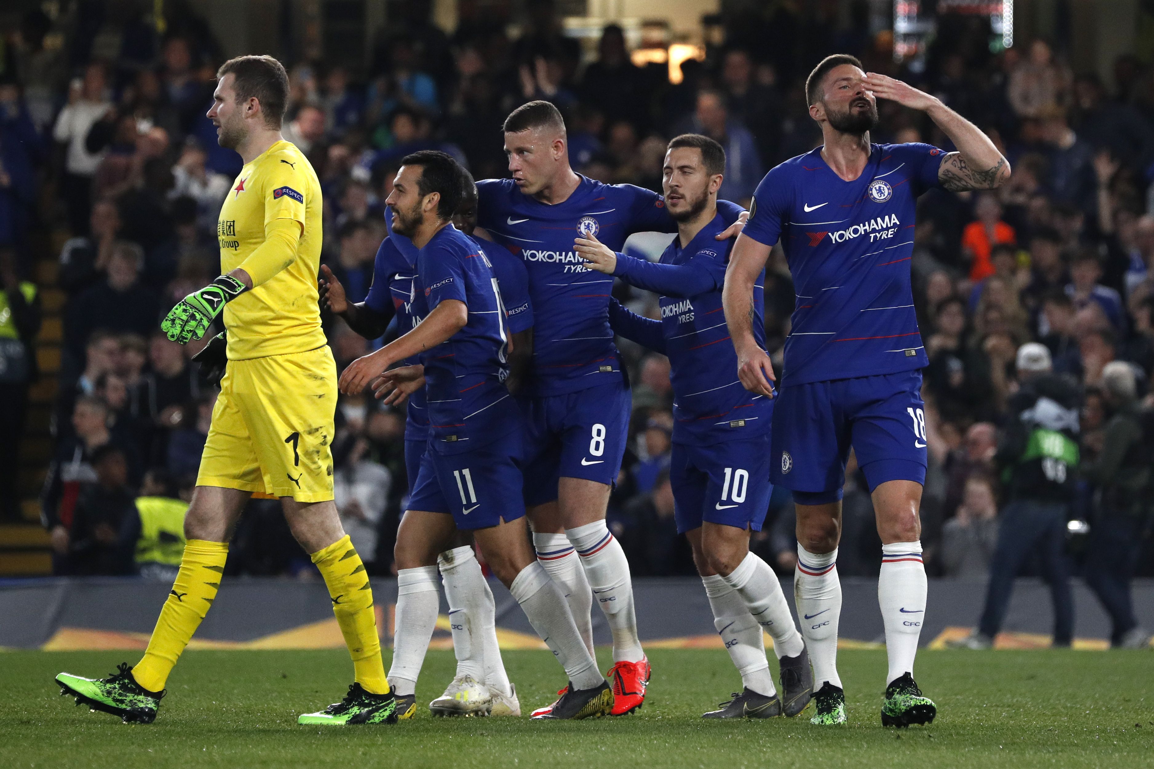 Striker Chelsea Prancis Olivier Giroud (kanan) merayakan dengan rekan satu tim setelah mencetak gol 