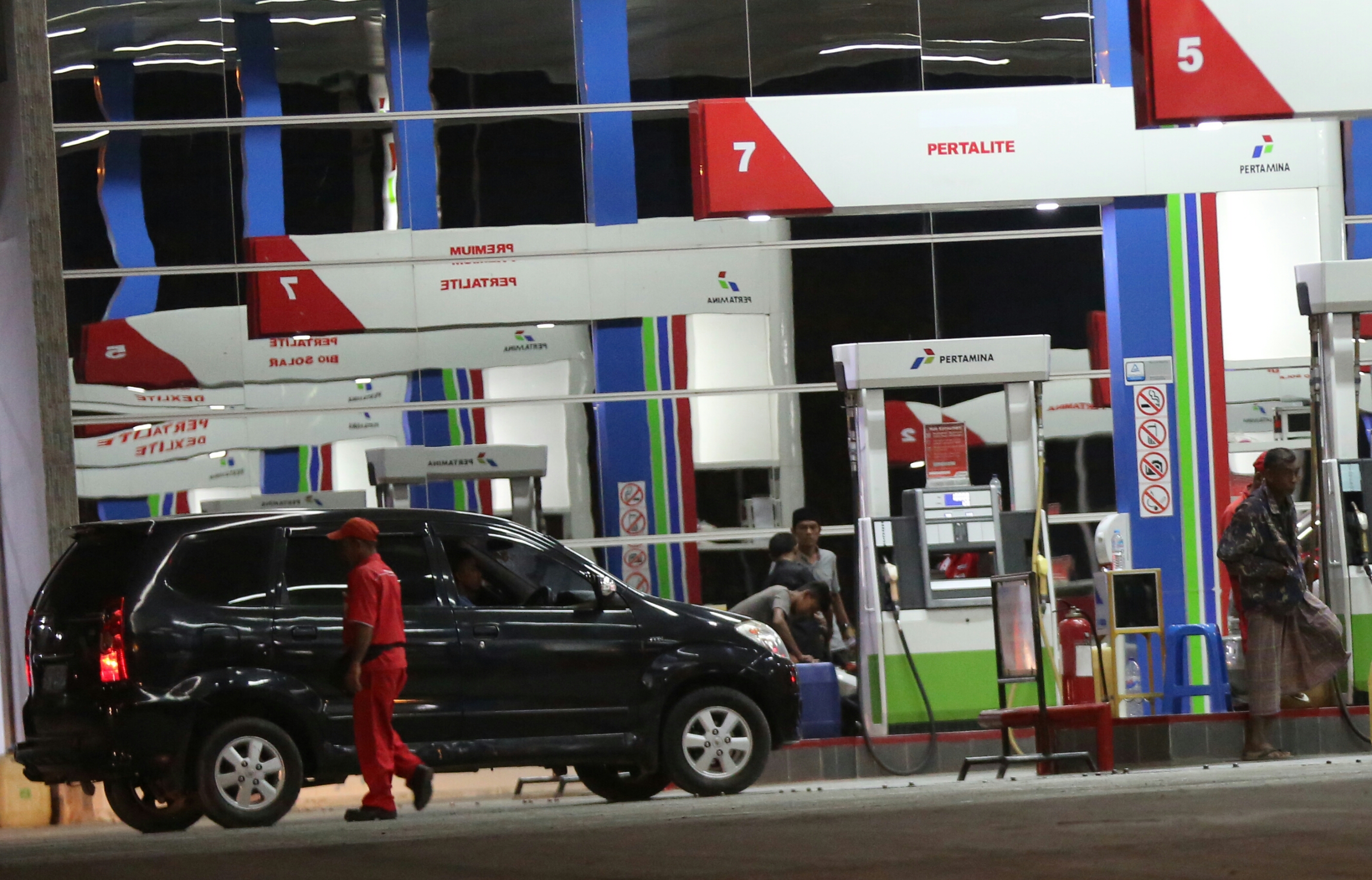 Aktivitas melayani warga mengisi BBM di SPBU Pulo, Pisang, Kecamatan Pidie, Kabupaten Pidie, Aceh