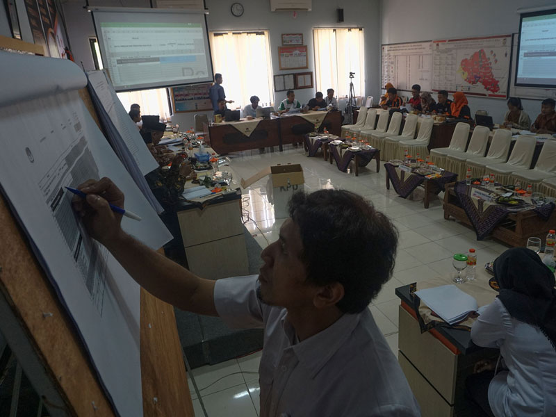 Sejumlah petugas KPU Banyumas, Jawa Tengah (Jateng) tengah sibuk melakukan rekapitulasi penghitungan suara di Kantor KPU setempat