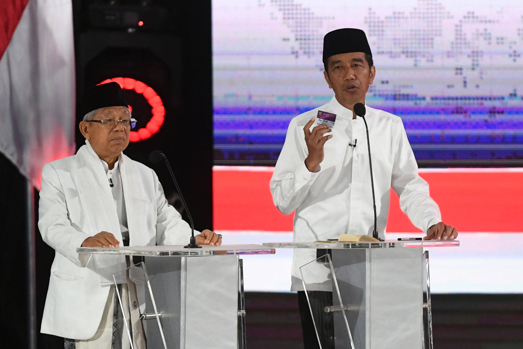 Pasangan capres-cawapres nomor urut 01 Joko Widodo (kiri) dan Ma'ruf Amin dalam debat kelima Pilpres 2019 di Hotel Sultan, Jakarta, hari ini