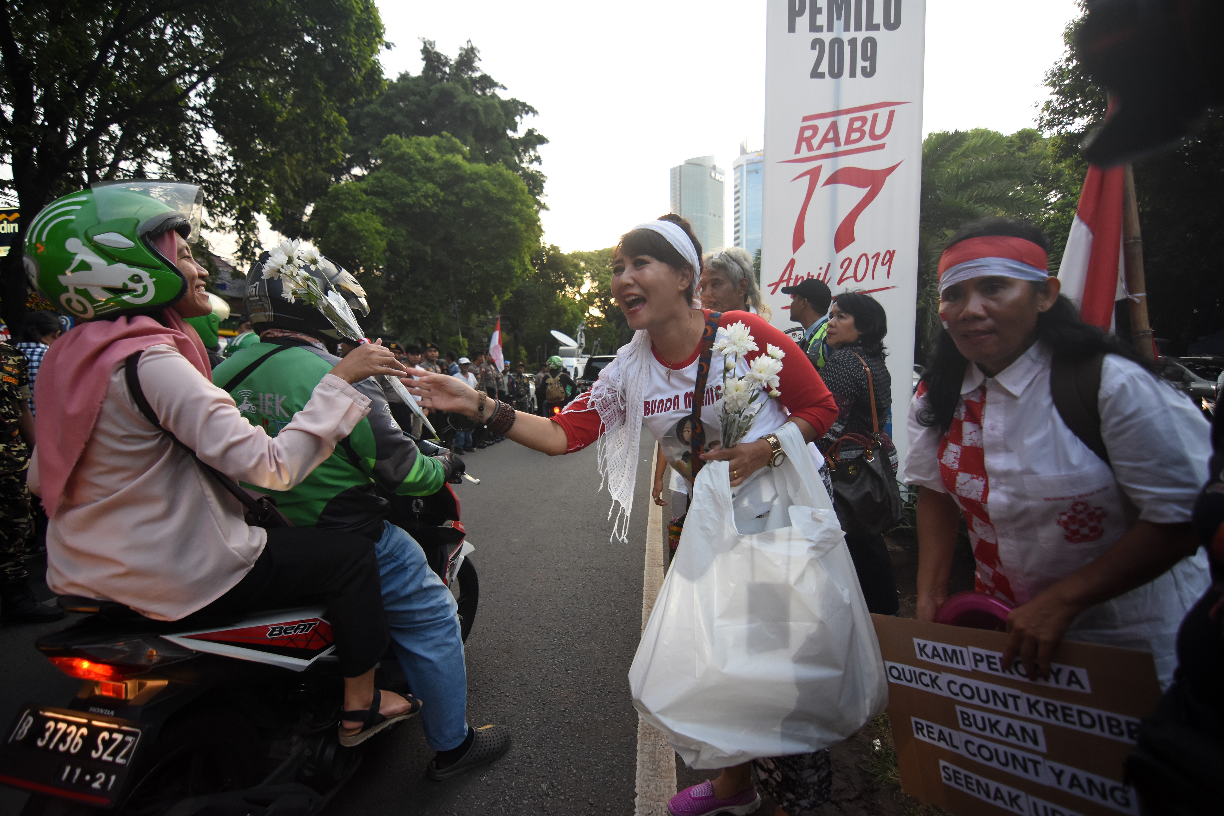 Aksi masyarakat mendukung KPU dalam rekapitulasi suara Pemilu 2019