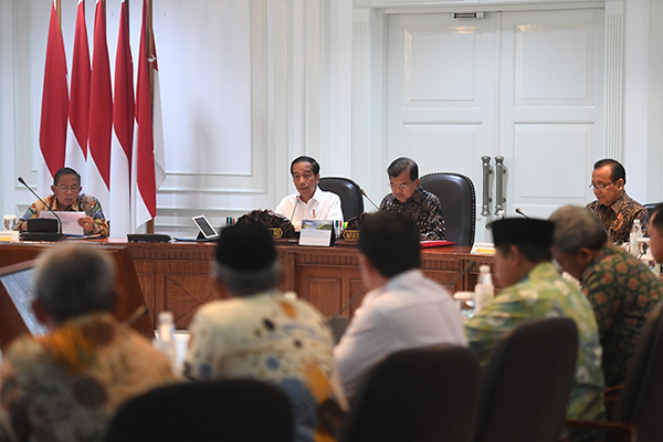 Presiden Joko Widodo pimpin rapat terbatas di Istana Merdeka