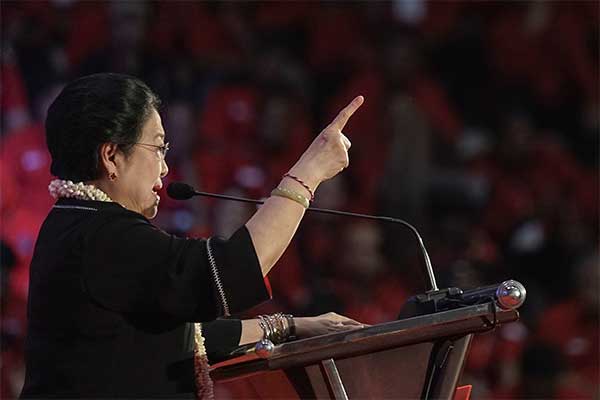  Ketua Umum PDIP Megawati Soekarnoputri memberikan amanat kepada peserta Jambore Kader Komunitas Juang, di GOR Satria Purwokerto, Banyumas, 