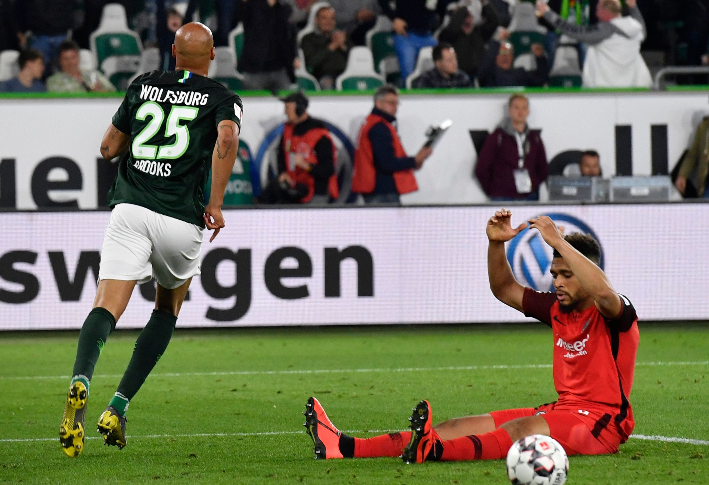 Bek Wolfsburg asal AS John Brooks merayakan golnya ke gawang Eintracht Frankfurt.