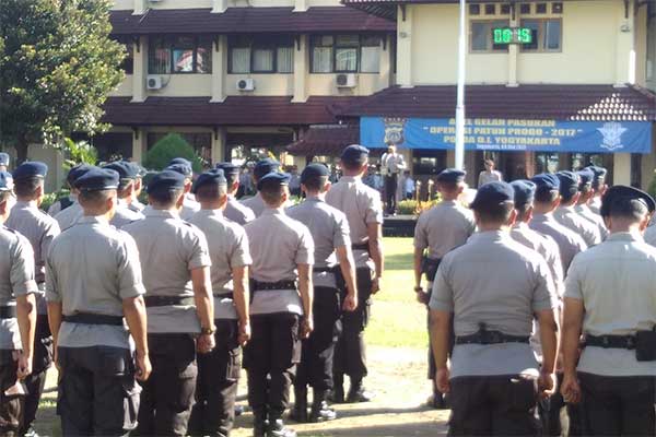 Kapolda Yogyakarta (DIY) menggelar Apel Operasi Patuh Progo 2017 di halaman Mapolda DIY, Selasa (9/5). 