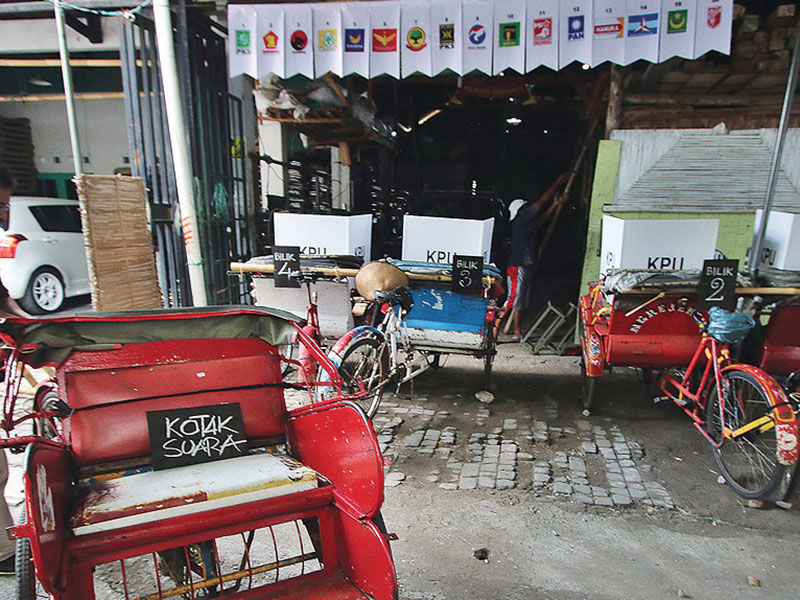 TPS BECAK: Petugas KPPS tengah membuat TPS dengan kreasi becak di TPS Cinderejo Lor, Gilingan, Solo, Jawa Tengah, kemarin.