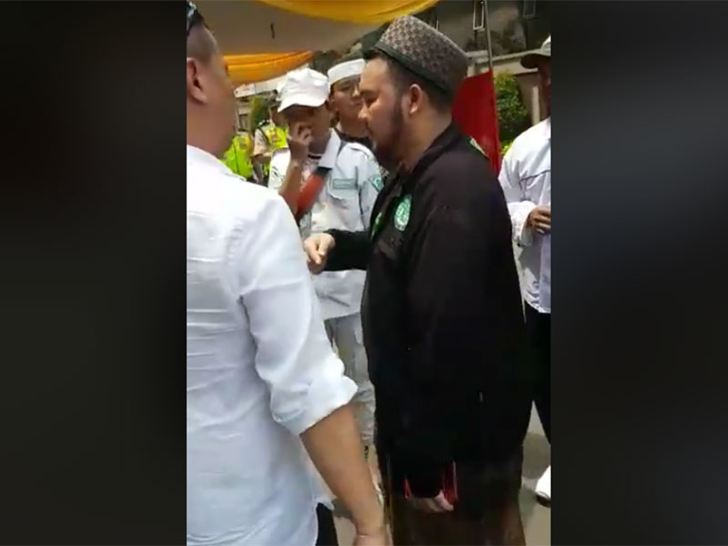 Tangkapan layar video keributan yang dipicu oleh ormas Front Pembela Islam (FPI).