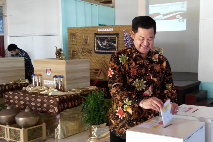 Dubes RI untuk Papua Nugini dan Kepulauan Solomon Andriana Supandy menggunakan hak pilihnya di TPS KBRI Port Moresby, Minggu (14/4).