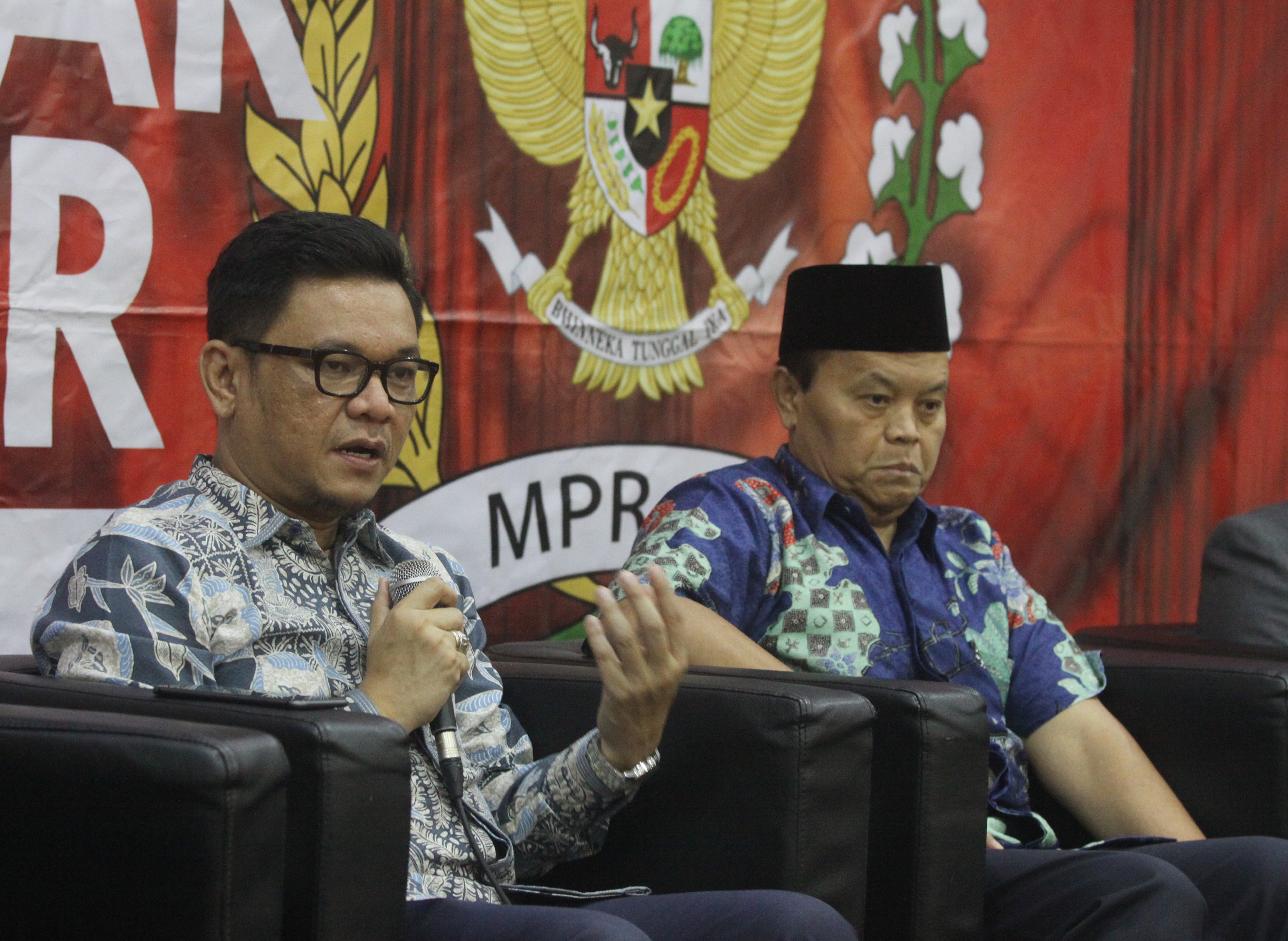 Wakil Ketua MPR Hidayat Nur Wahid (kanan) didampingi Anggota MPR Fraksi Golkar Ace Hasan Sadzily (kiri) menjadi pembicara dalam diskusi