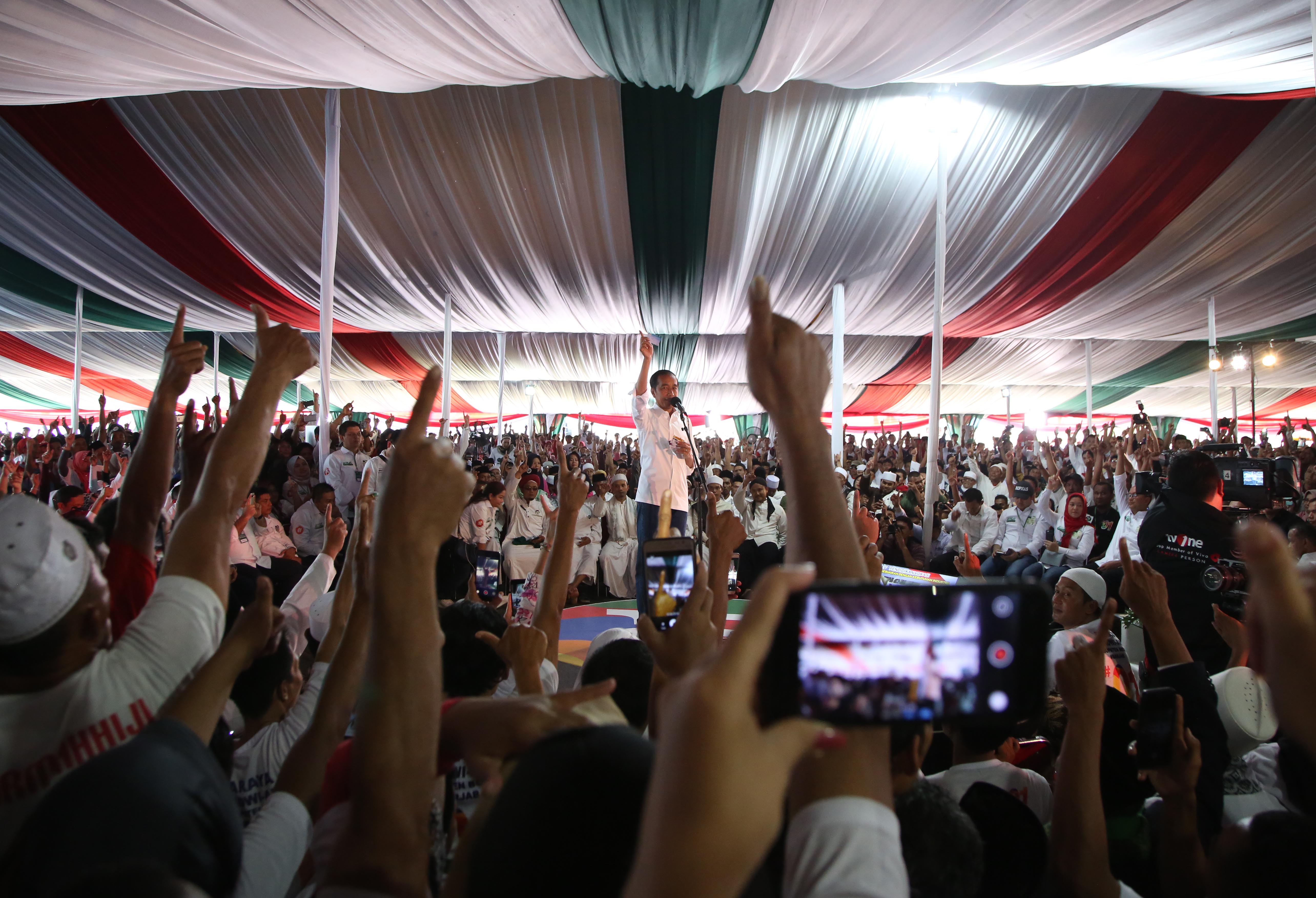 Calon presiden nomor urut 01 Joko Widodo menyampaikan orasi politiknya di depan simpatisan saat kampanye terbuka di Sentul