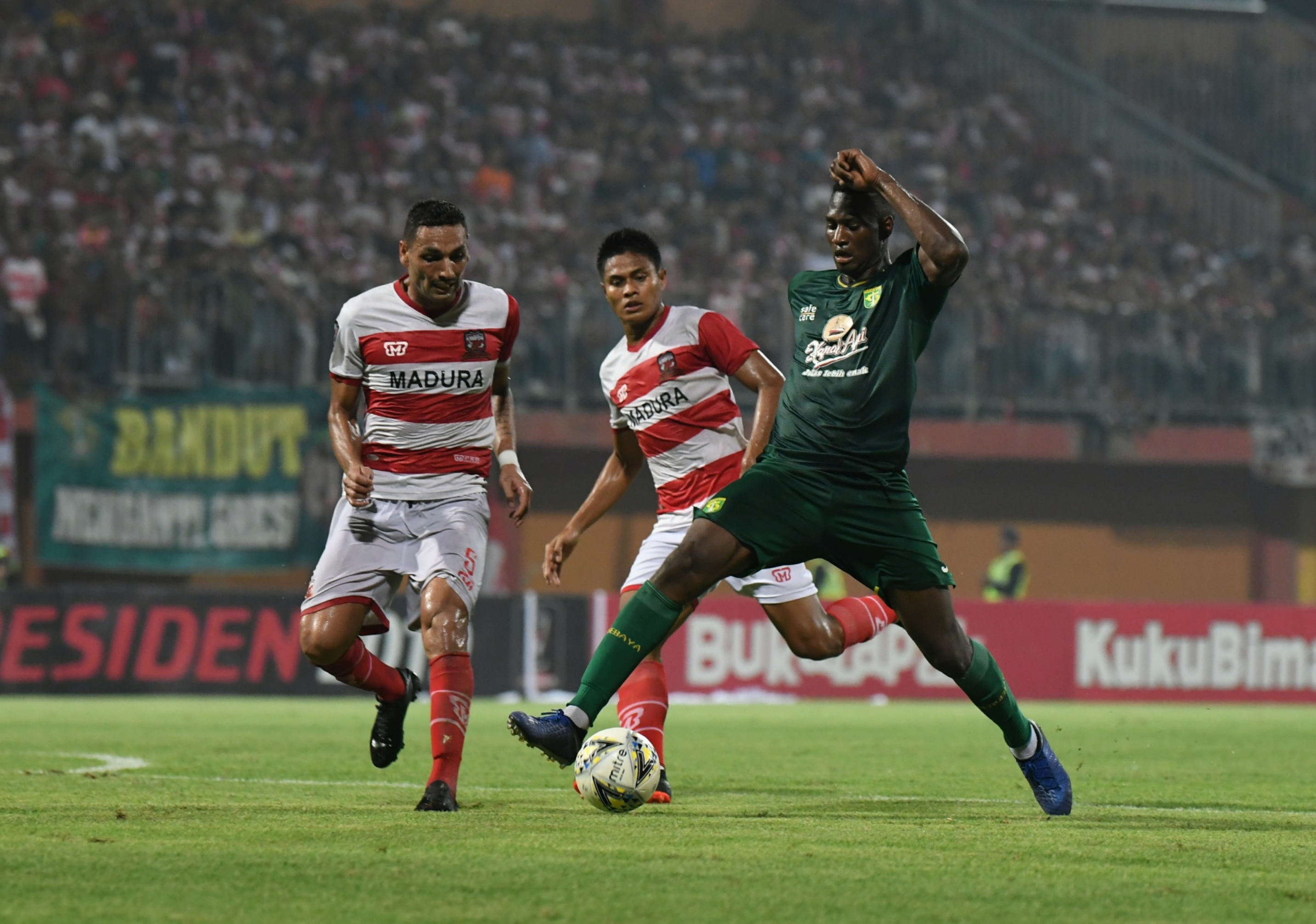  Persebaya Surabaya melaju ke final setelah mengalahkan Madura United dengan skor 3-2.