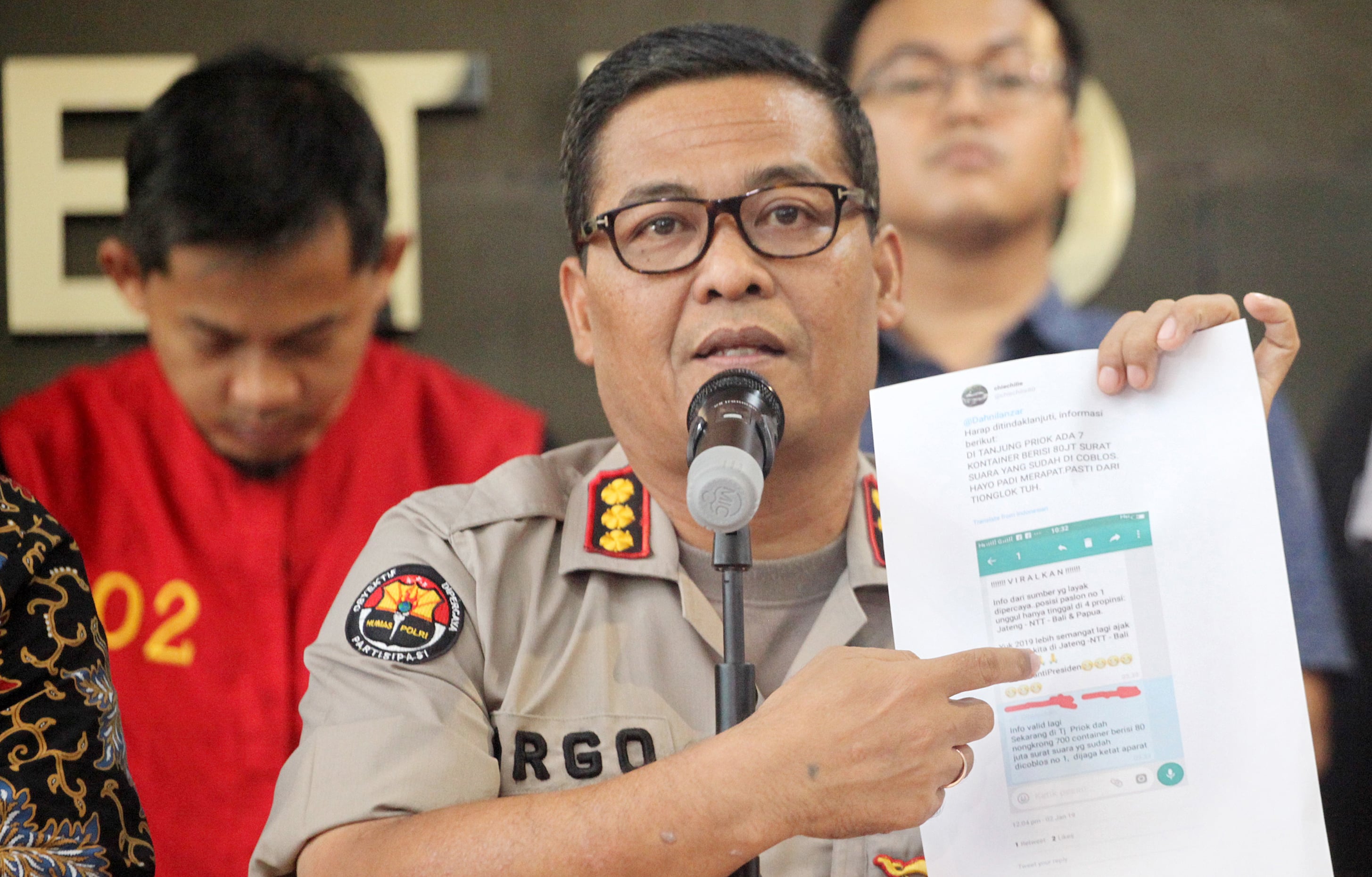 Kabid Humas Polda Metro Jaya Argo Yuwono (tengah) menunjukkan barang bukti rekaman percakapan berikut tersangka