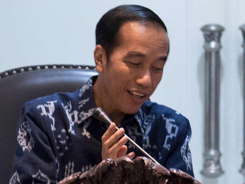 Presiden Joko Widodo membahas revisi Peraturan Pemerintah Nomor 78 Tahun 2015 tentang Pengupahan, Perlindungan Terhadap Buruh Migran.