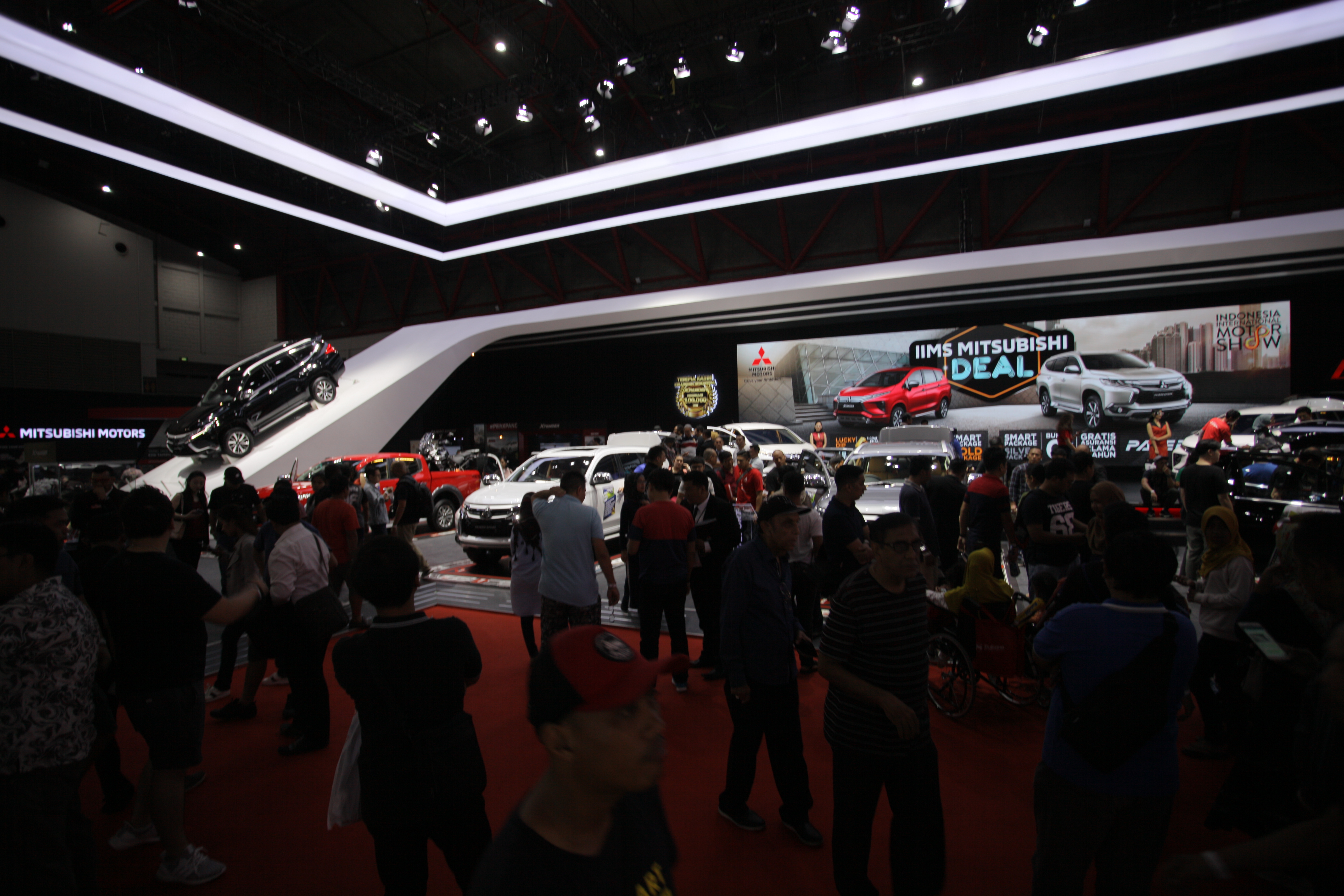 Pengunjung melihat mobil yang dipamerkan di booth Mitusubishi di IIMS 2019