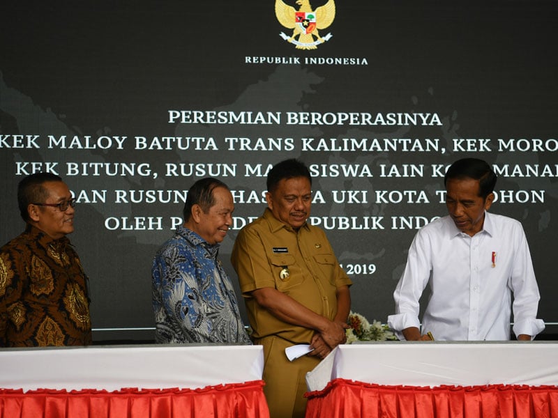 Presiden Joko Widodo didampingi Gubernur Sulawesi Utara Olly Dondokambey  meresmikan proyek KEK di Bandara Sam Ratulangi, Manado, Sulut.