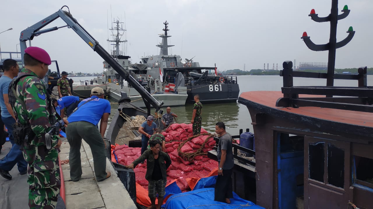  Prajurit Koarmada I TNI AL menangkap sebuah kapal yang menyelundupkan 38,76 ton bawang merah ilegal asal Malaysia.