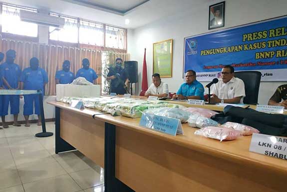 BNNP Riau Bekuk Tiga Pengedar 24 Kg Sabu dan 13 Ribu ButirEkstasi Jaringan Malaysia: