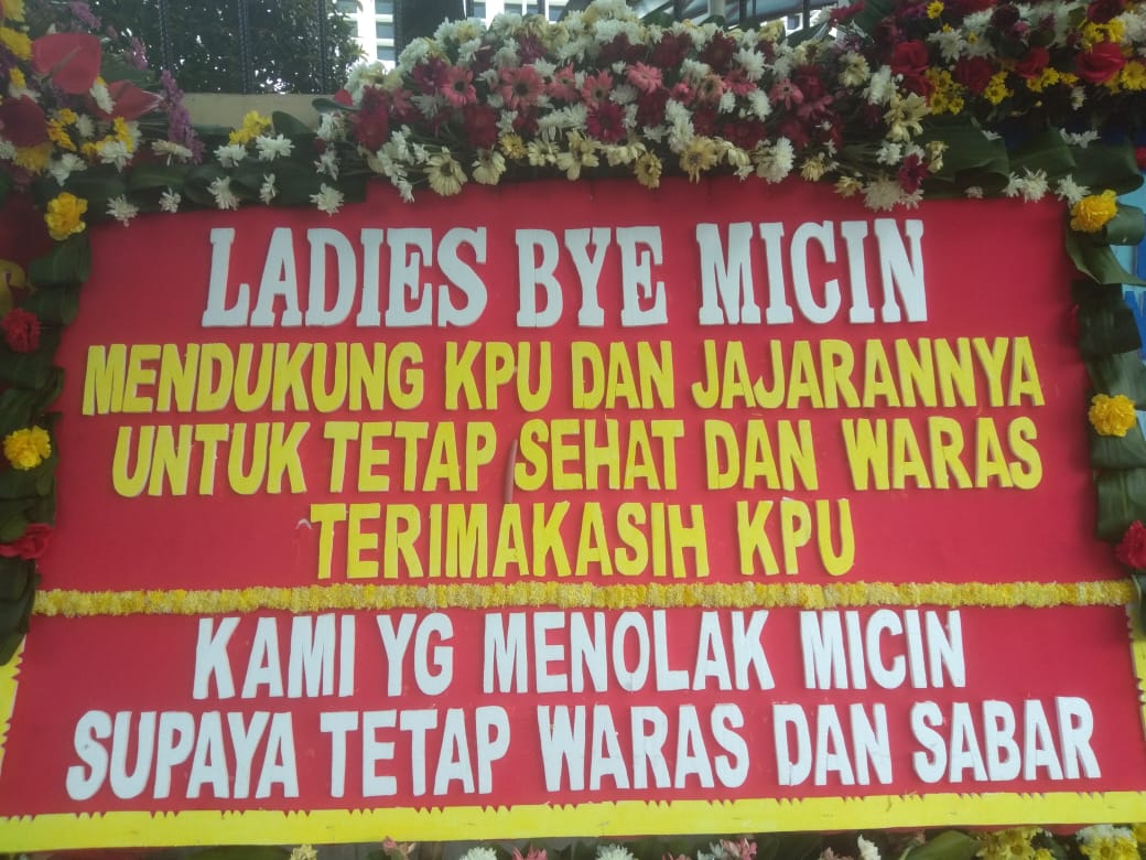 Karangan bunga dari masyarakat untuk KPU