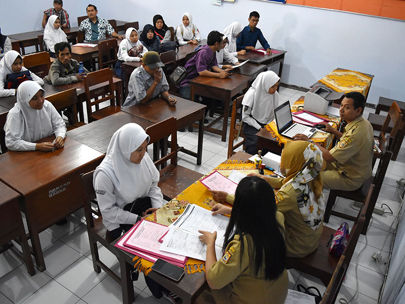SISTEM ZONASI PENERIMAAN SISWA BARU: Sejumlah calon siswa menyerahkan berkas-berkas pendaftaran Penerimaan Peserta Didik Baru (PPDB).