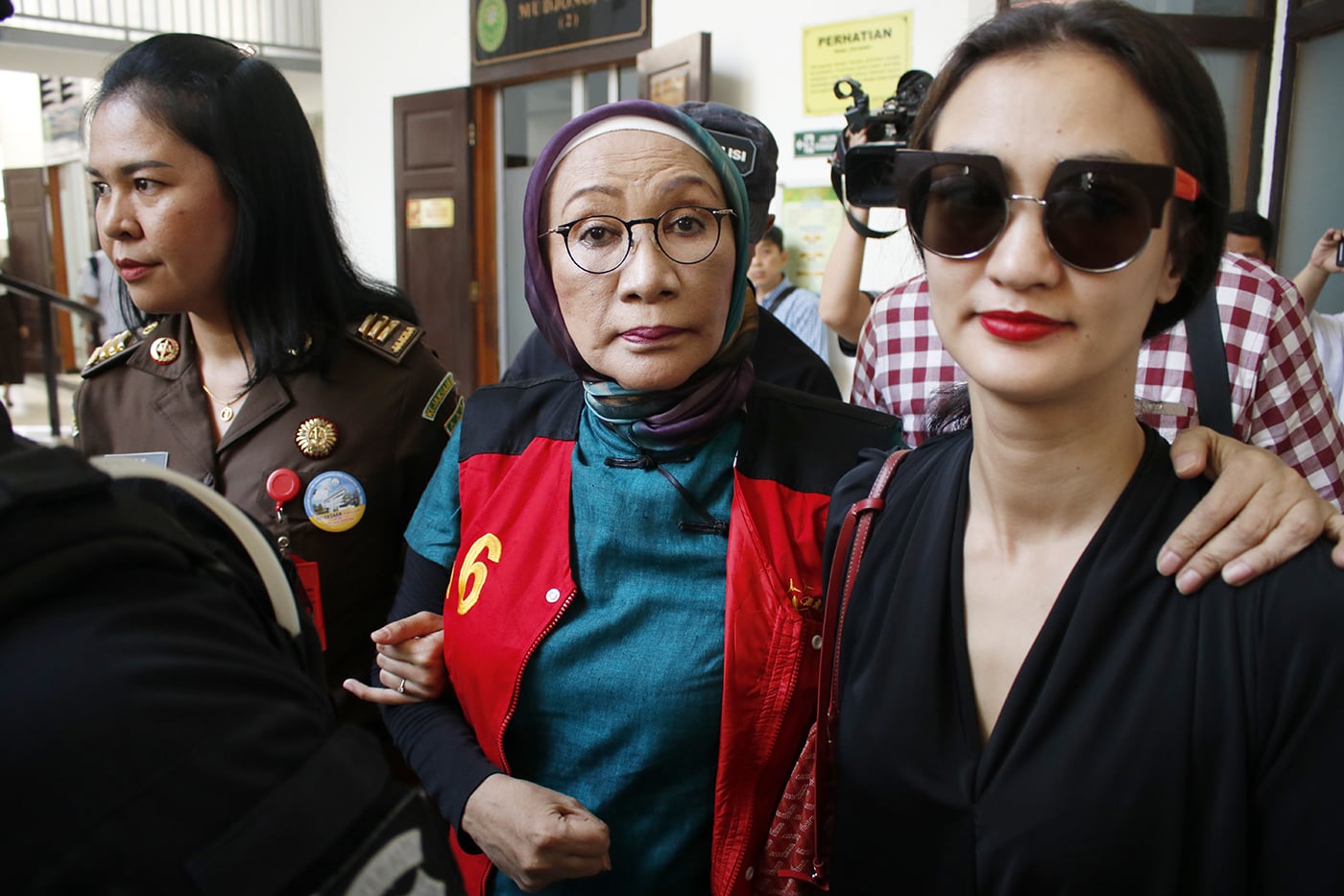 Ratna Sarumpaet (tengah)